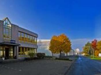 Gebäude mit Baum