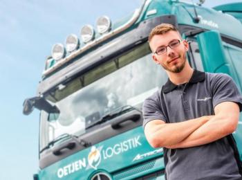 Azubi vor LKW