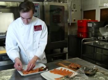 Azubi richtet Essen an