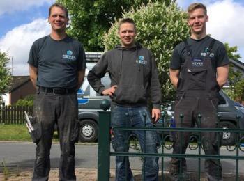 Team vor Firmenwagen