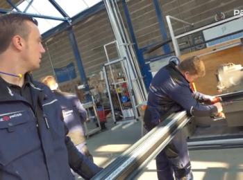 Arbeit an Metallrahmen