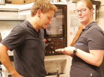 Auszubildende an der Fräsmaschine
